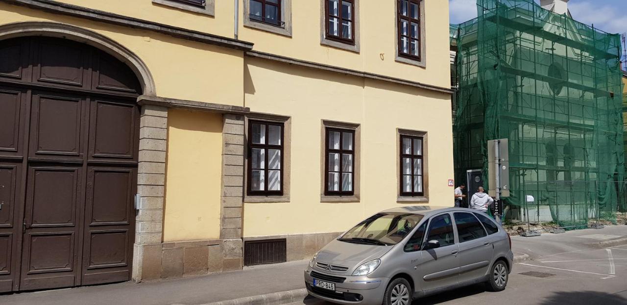 Pr Apartman Eger Exteriör bild
