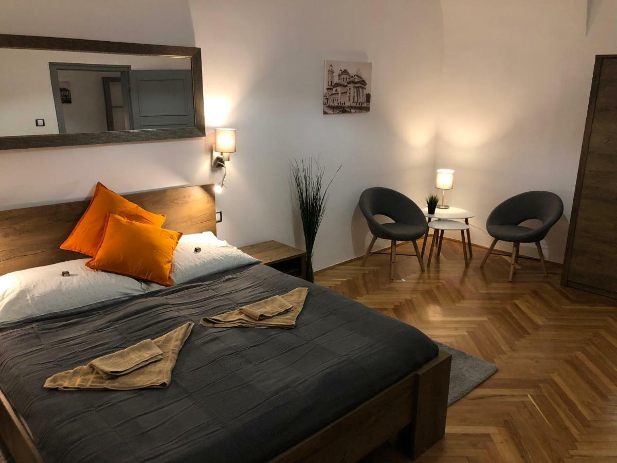 Pr Apartman Eger Exteriör bild