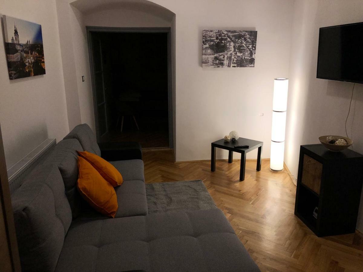 Pr Apartman Eger Exteriör bild