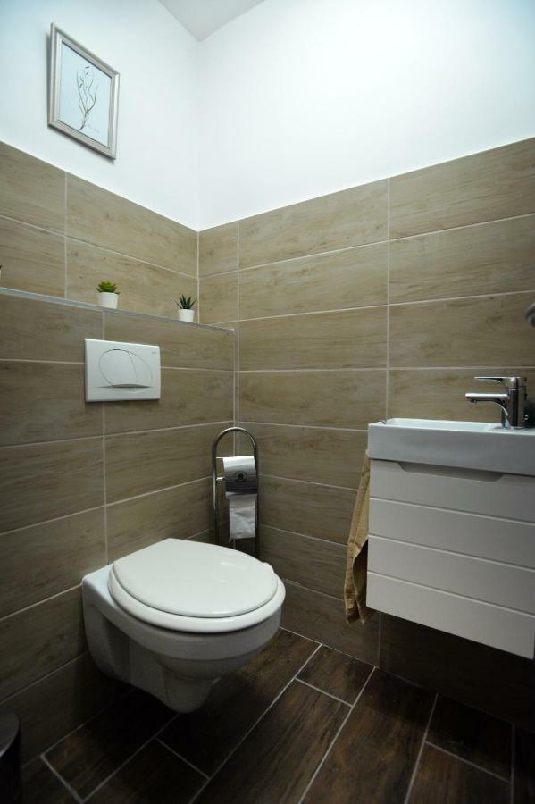 Pr Apartman Eger Exteriör bild