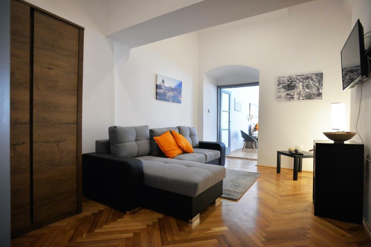 Pr Apartman Eger Exteriör bild