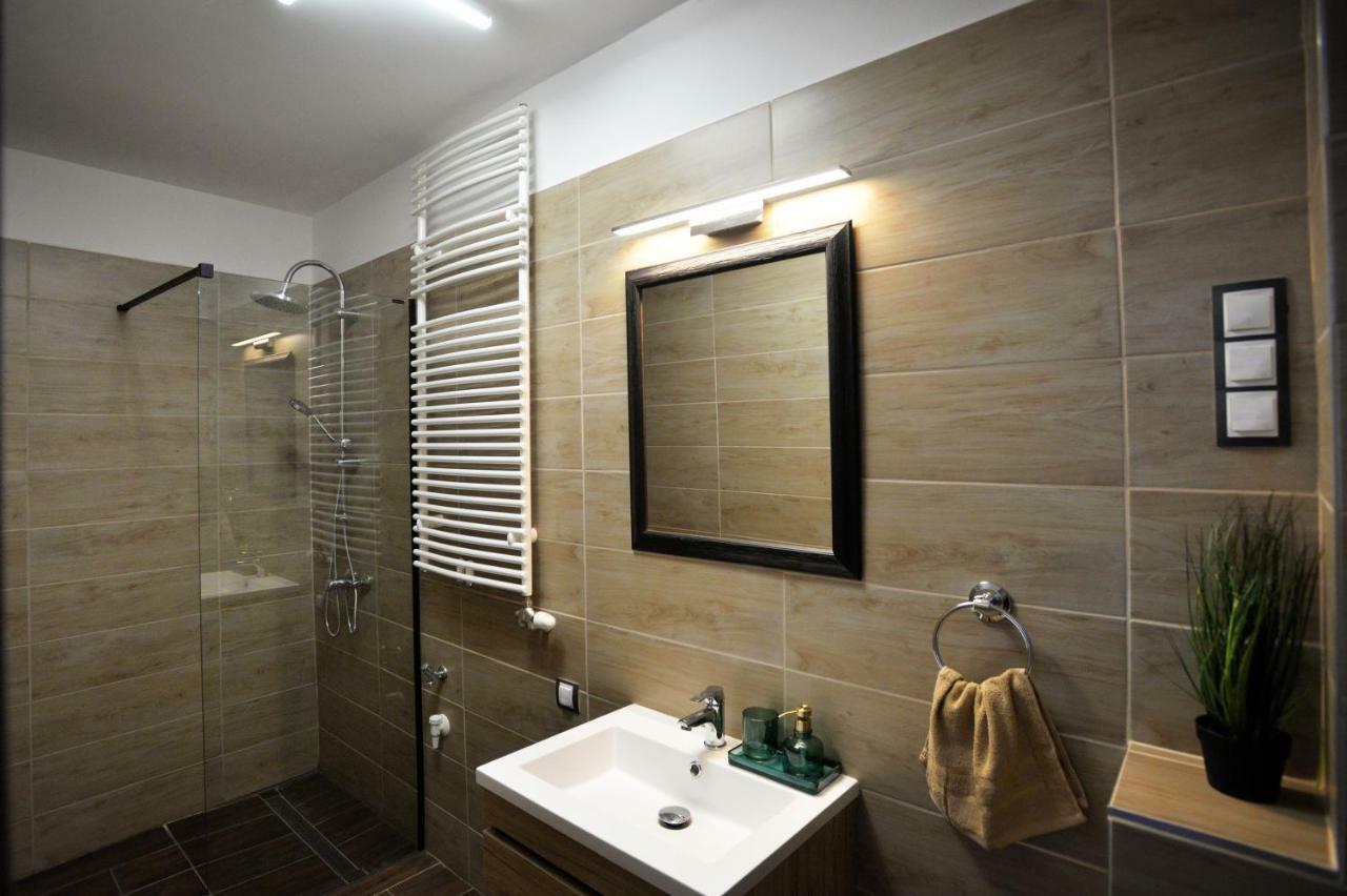 Pr Apartman Eger Exteriör bild