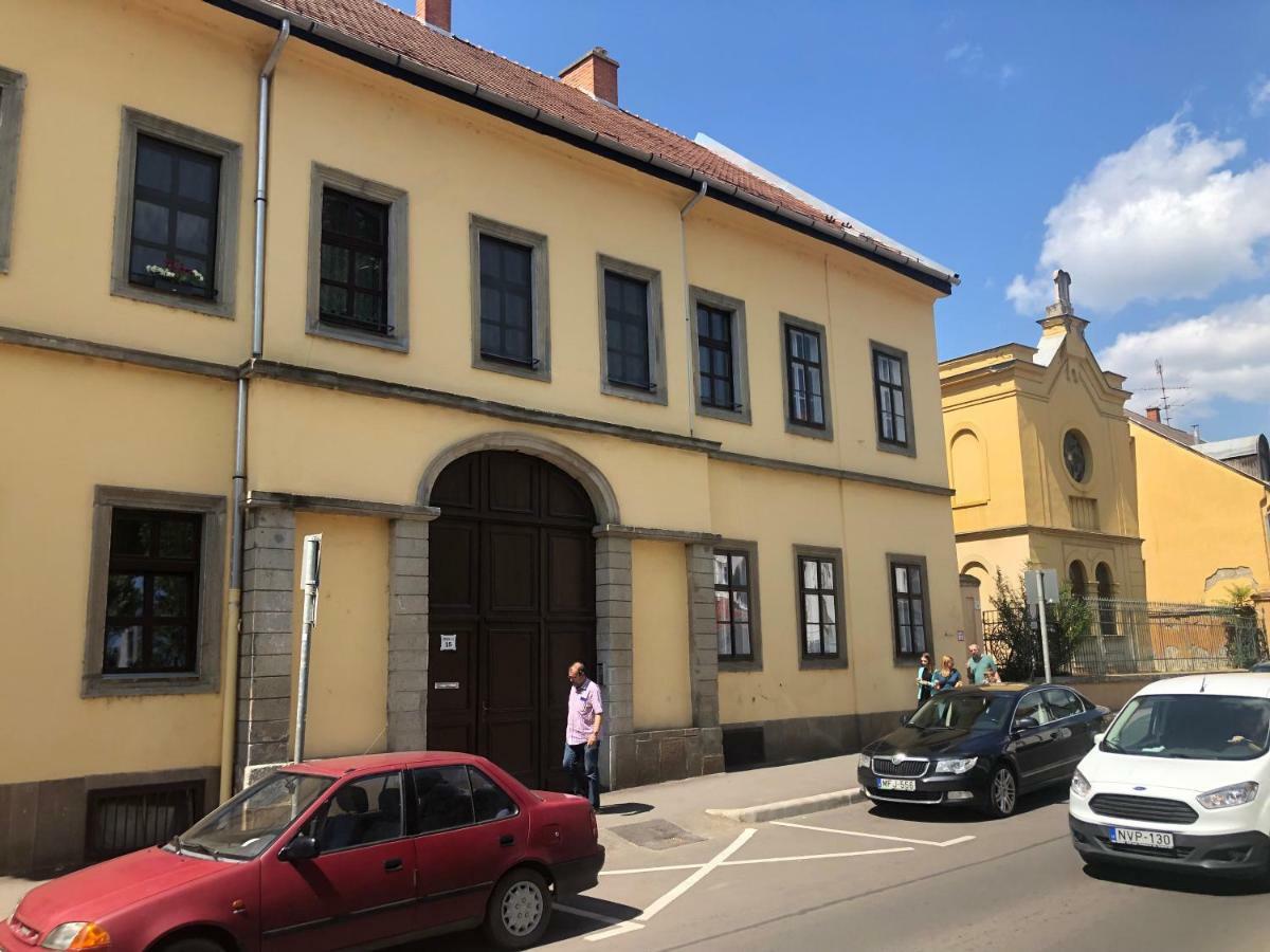 Pr Apartman Eger Exteriör bild